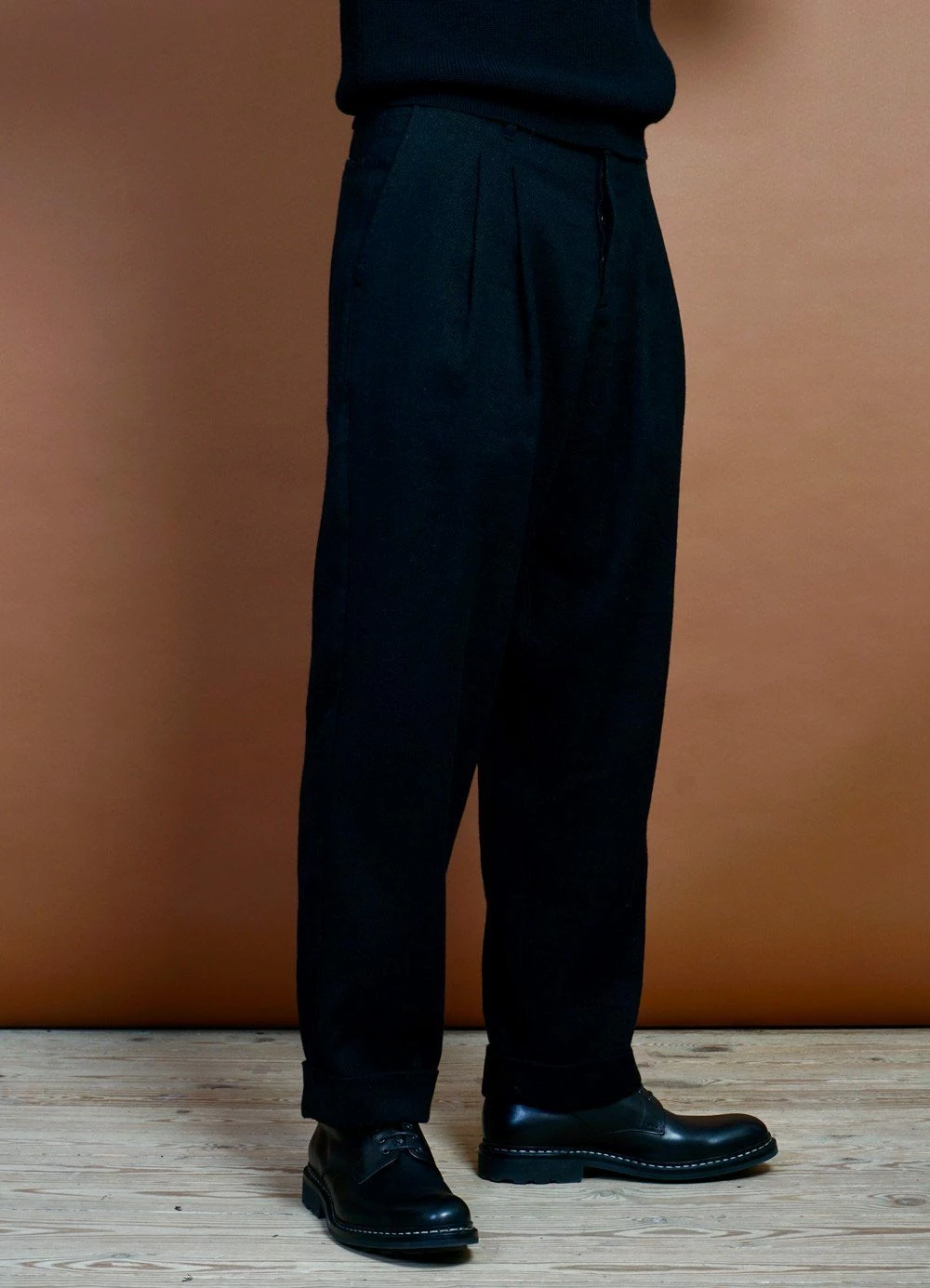 HANSEN GARMENTS SYLVESTER | Double Pleated Trousers | Black 5 HANSEN GARMENTS SYLVESTER | Double Pleated Trousers | Black - Image 5