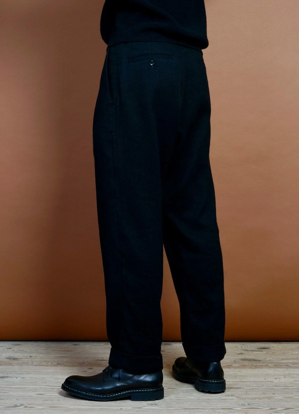 HANSEN GARMENTS SYLVESTER | Double Pleated Trousers | Black 4 HANSEN GARMENTS SYLVESTER | Double Pleated Trousers | Black - Image 4