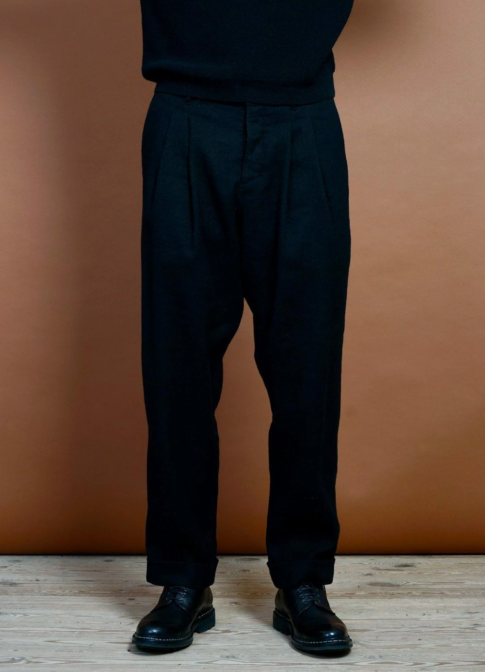 HANSEN GARMENTS SYLVESTER | Double Pleated Trousers | Black 3 HANSEN GARMENTS SYLVESTER | Double Pleated Trousers | Black - Image 3